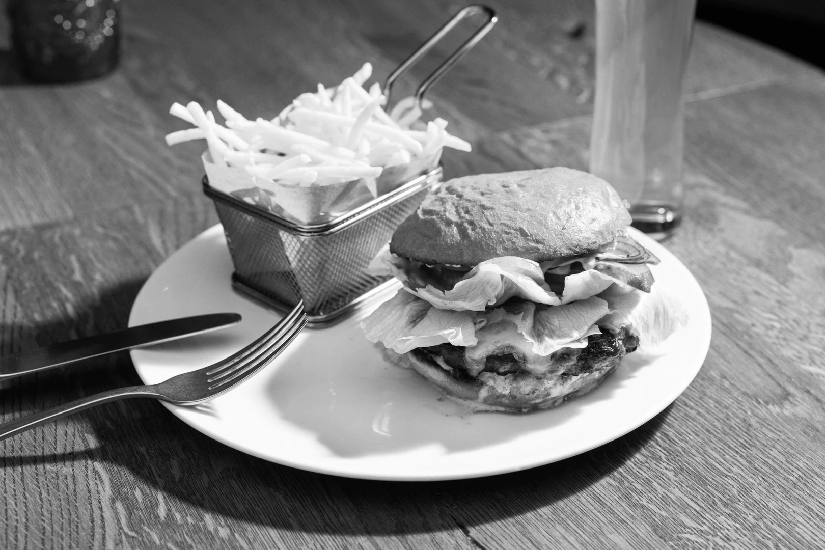 Burger mit Pommes